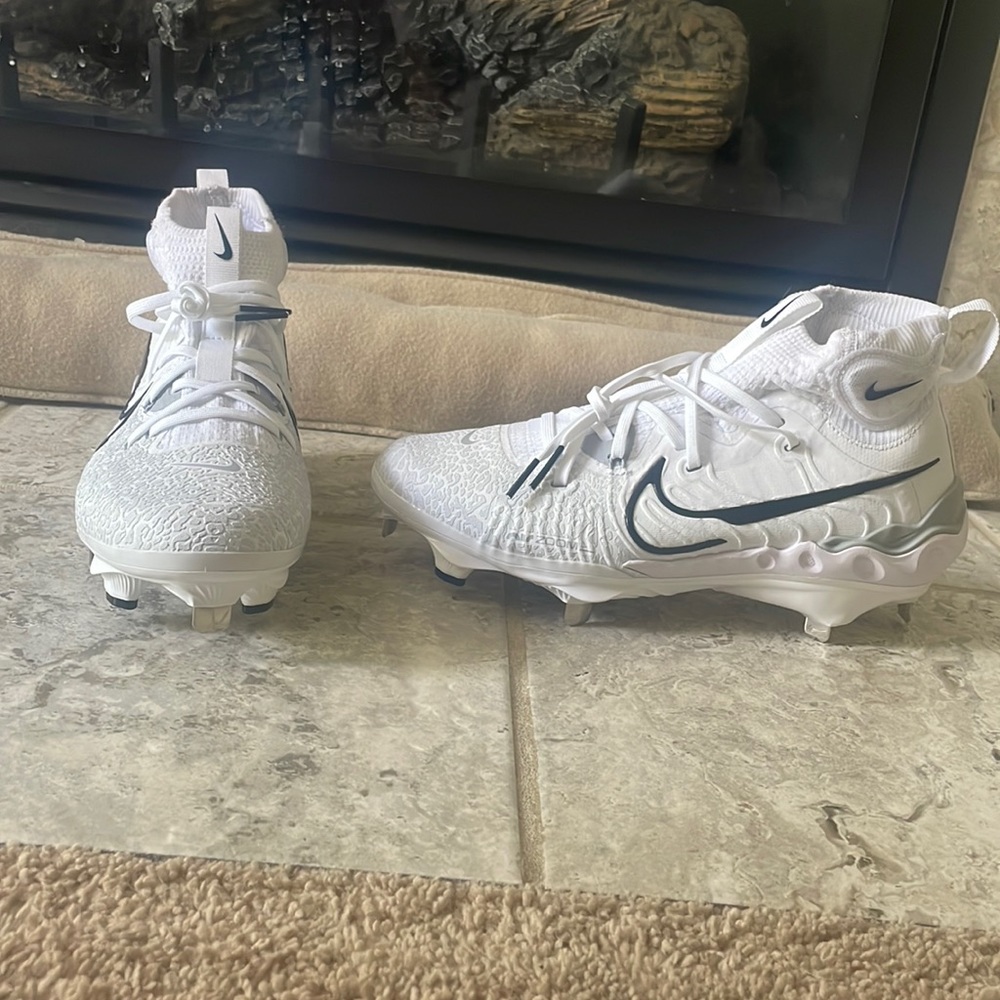 I am selling a size 8 nike cleat. Got the wrong size for my cousin. Needed gone